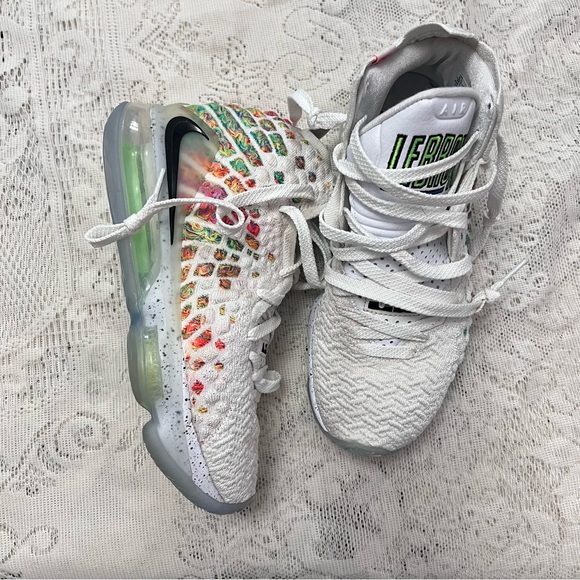 Nike Lebron James shoes - Picture 2 of 7